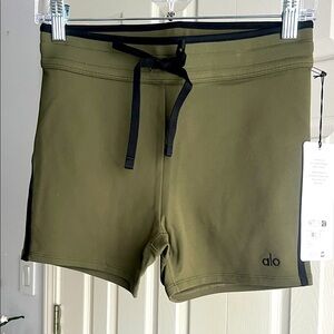NWT, never worn, Alo Airbrush highwaist race pace Shorts S: Small Olive Green